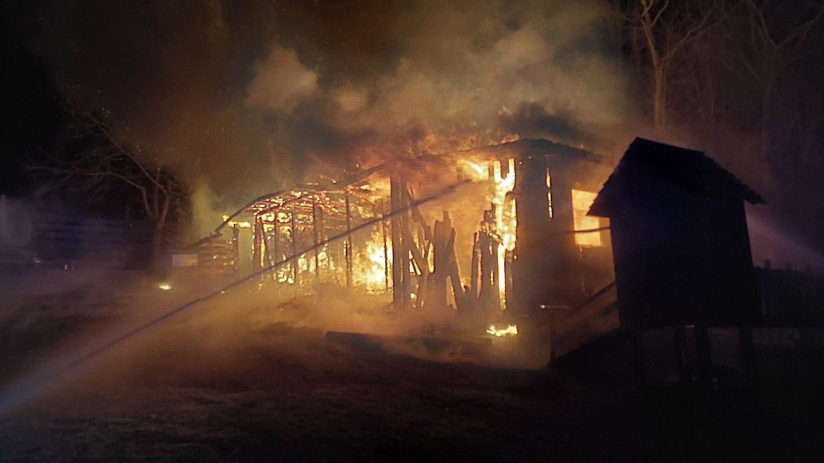 Noční požár v Aši. Dílnu už před příjezdem hasičů zcela pohltily plameny